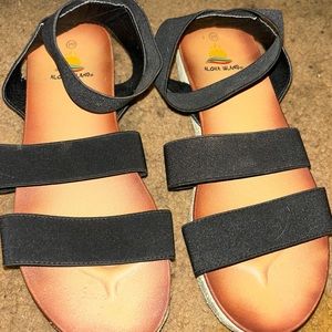 Aloha island black & tan sandals! Size 6 in kids equivalent to size 8 in women